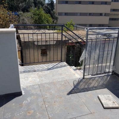 מעקה לבריכה