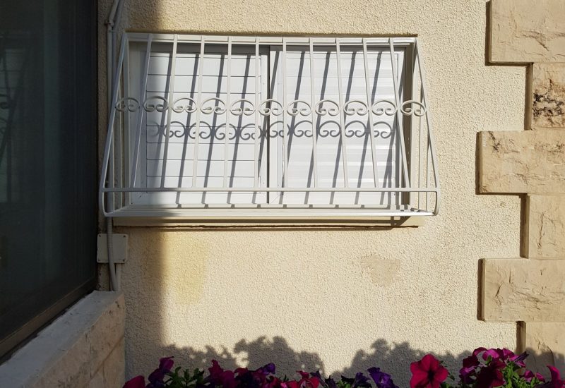 סורגים מעקה