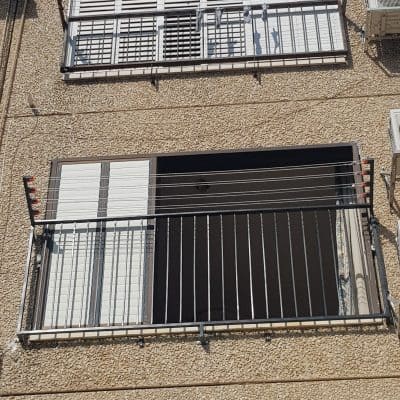 מעקה לחלון